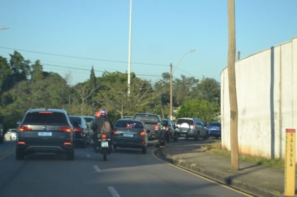 Trânsito caótico em colégio de Valinhos volta a atormentar