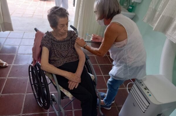 Força-tarefa vacina 85 idosos e profissionais da saúde da instituição Vitta Bella em Valinhos