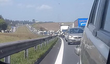 Acidentes entre veículos e carretas na Rodovia dos Bandeirantes deixa trânsito lento em Campinas