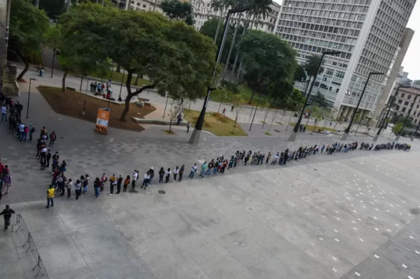 Mutirão de empregos em São Paulo leva milhares de pessoas para a fila