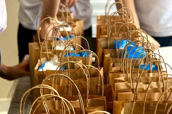 ‘Campanha Absorvendo Fluxos’ do Mobiliza Amigos de Valinhos entrega 30 kits para o Grupo Rosa e Amor