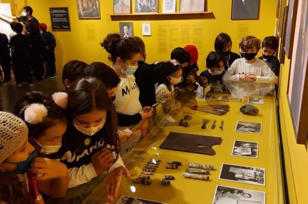Crianças de São Paulo participam de exposição interativa sobre o pintor Cândido Portinari 