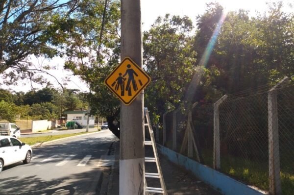 Revitalização de placas de sinalização acontecem em diversos pontos de Valinhos