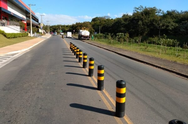 Prefeitura recoloca balizadores na Avenida Invernada em Valinhos