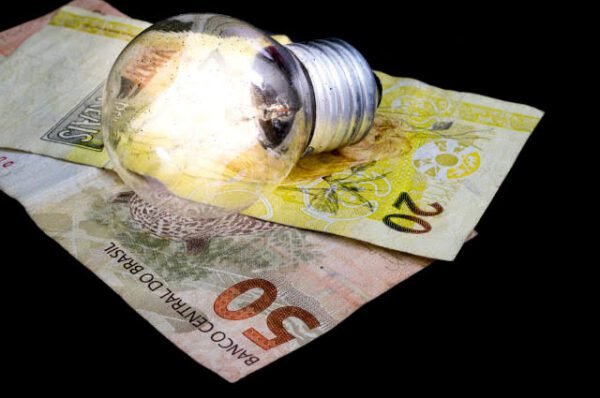 Taxa extra na conta de luz terá alta de até 64%