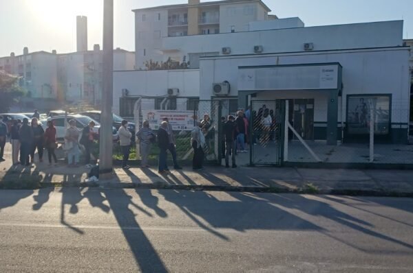 FILA COM IDOSOS EM FRENTE AO CEV 2 ESCANCARA DESORDEM NO ATENDIMENTO