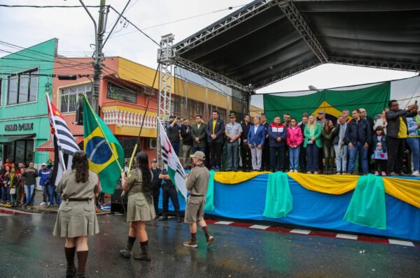 VINHEDO CELEBROU O 7 DE SETEMBRO EM ATO CÍVICO