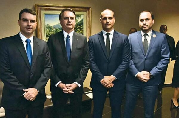 DESEMBARGADOR CENSUROU MATÉRIAS DA UOL SOBRE IMÓVEIS COMPRADOS COM DINHEIRO VIVO DA FAMÍLIA BOLSONARO