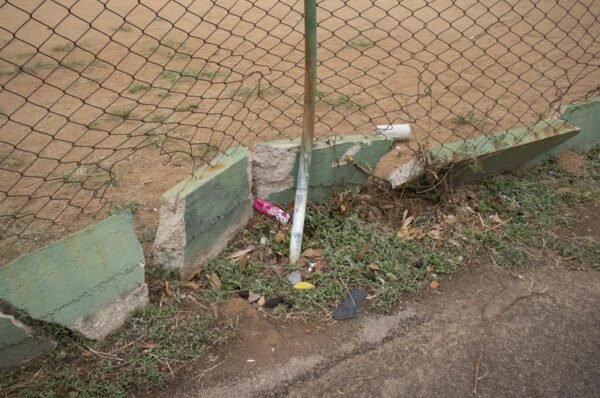 PRAÇA DO JARDIM DAS FIGUEIRAS SOFRE COM PROBLEMAS DE ILUMINAÇÃO, SUJEIRA E ESTRUTURA PRECÁRIA