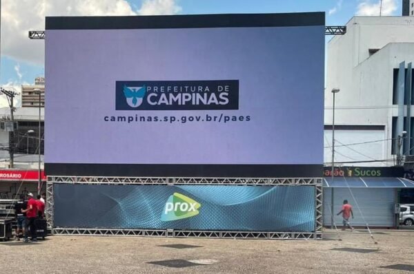 Telão no Largo do Rosário em Campinas está instalado para a primeira partida