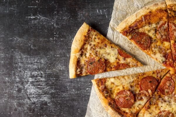 “Pizza do Bem” para ajudar os pets da ONG Adoções Corrente do Bem já está aceitando encomendas