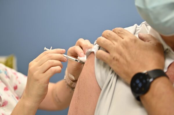 <strong>Rede Mário Gatti inicia aplicação da vacina bivalente em profissionais da saúde em Campinas</strong>