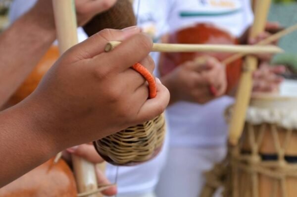 Grupos de capoeira de Valinhos se reunirão neste domingo (26) na Feira Arte na Praça