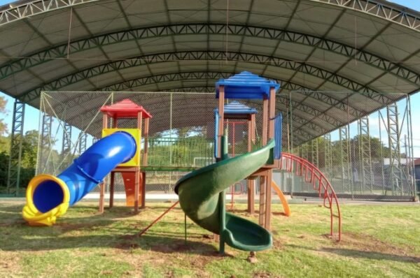 Prefeitura instala novos playgrounds no Frutal, São Luiz, Colina dos Pinheiros e Jd. América II 