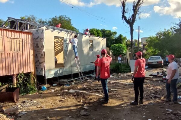 Barbieri do Brasil constrói primeira casa em comunidade