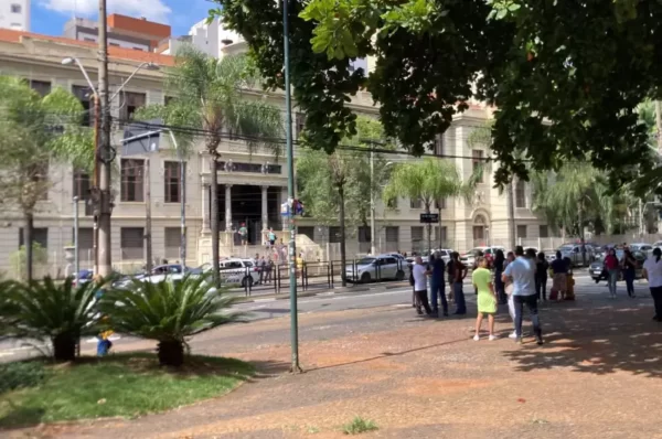 <strong>Homem tenta invadir escola em Campinas durante saída dos alunos nesta terça (25)</strong>