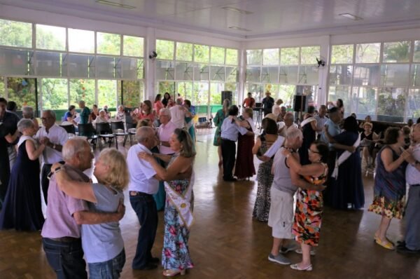 Centro do Idoso comemora 40 anos com palestra, baile e brindes