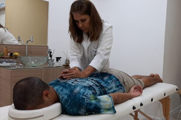 Fisioterapeuta propõe abordagem holística no tratamento da dor nas costas