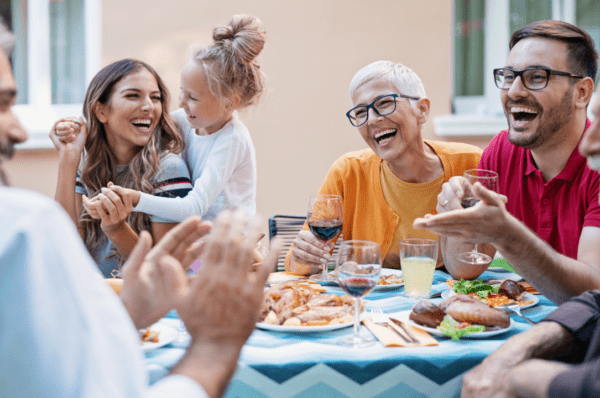 Cuidar de si e estar cercado pela família é considerado sinônimo de felicidade