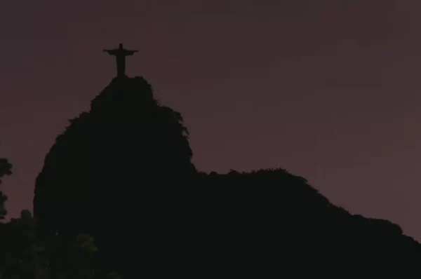 As luzes do Cristo Redentor são apagadas por 1 hora em solidariedade a Vini Jr