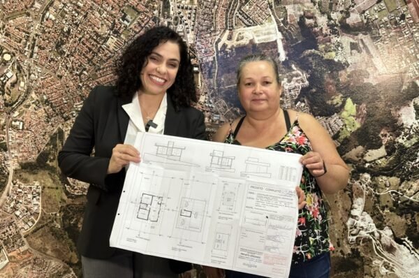 Família de baixa renda recebe 1ª planta e licença de obra gratuitas