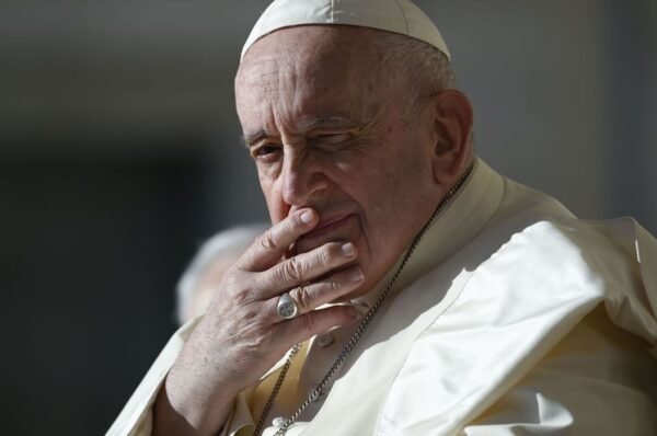 Papa Francisco realiza cirurgia intestinal de última hora