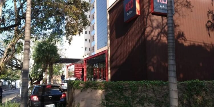 Ladrões invadem hotel no Cambuí, funcionários são feitos de reféns e homens trocam tiros com policiais, em Campinas