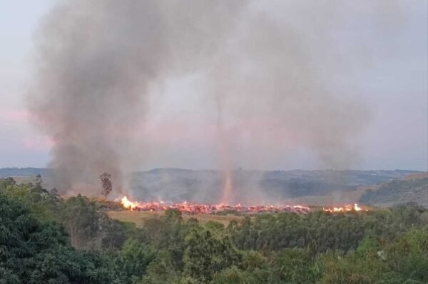 Incêndio atinge área de mata próxima a condomínios e hospital em Valinhos