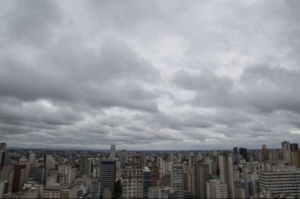 Em alerta laranja, São Paulo deve enfrentar chuvas intensas nos próximos dias devido a uma frente fria