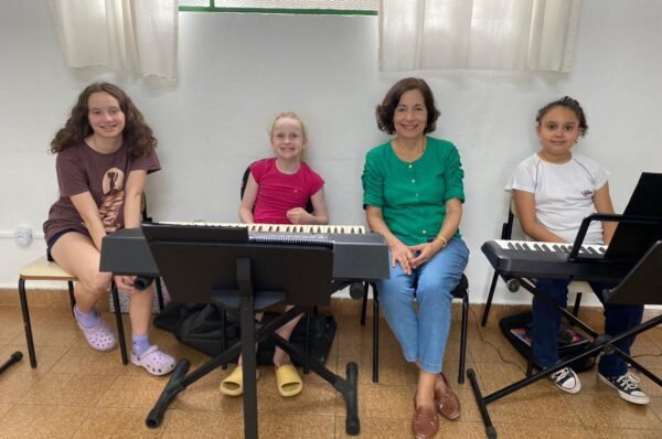 Professora Marcia Real compartilha sua experiência e inspiração no ensino de teclado