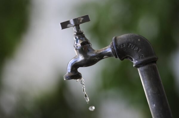 Intervenção urgente: Bom Retiro enfrenta momento de escassez de água devido a reparo essencial em curso