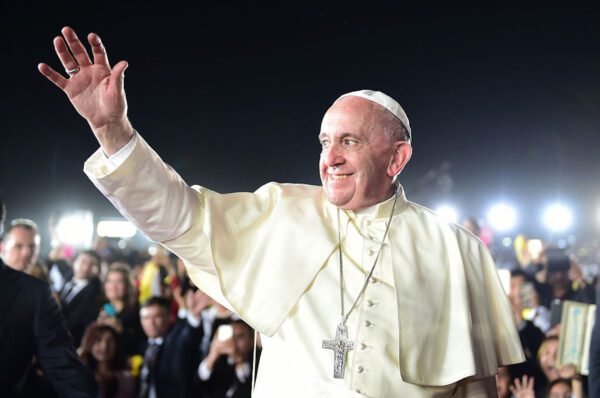 Pela primeira vez, Papa Francisco insinua que casais do mesmo sexo podem receber sua bênção