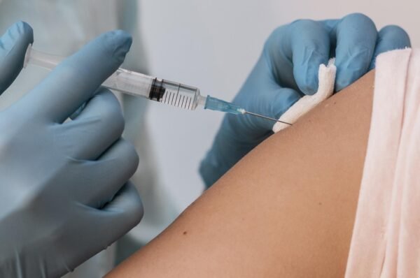 Dose anual da vacina contra a covid-19 será obrigatória para crianças e estendida a grupos prioritários a partir de 2024