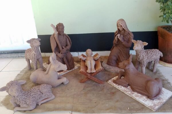 Artesão transforma esculturas de cerâmicas em obras inspiradoras no natal