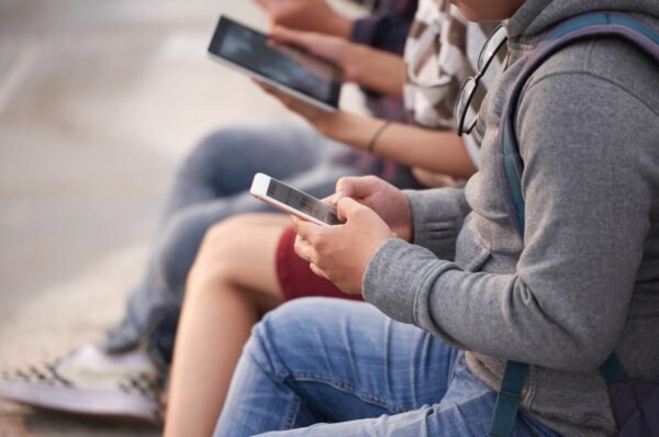 Uso excessivo de smartphones afeta desempenho de alunos em matemática, revela relatório Pisa 2022