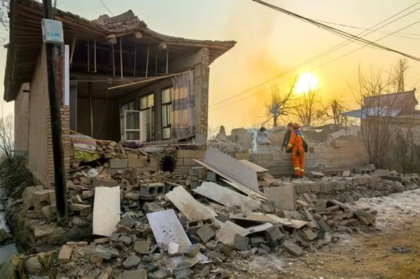 Número de mortos em terremoto com magnitude de 6,2  na China chega a 131