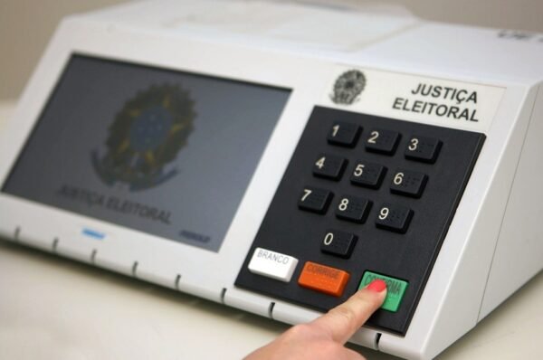 TSE inicia testes de segurança em urnas eletrônicas para eleições de 2024