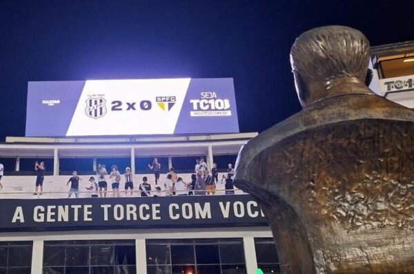 Ponte Preta é punida por cantos homofóbicos durante jogo contra São Paulo