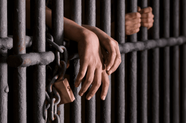 Senado restringe ‘saidinhas’ de detentos