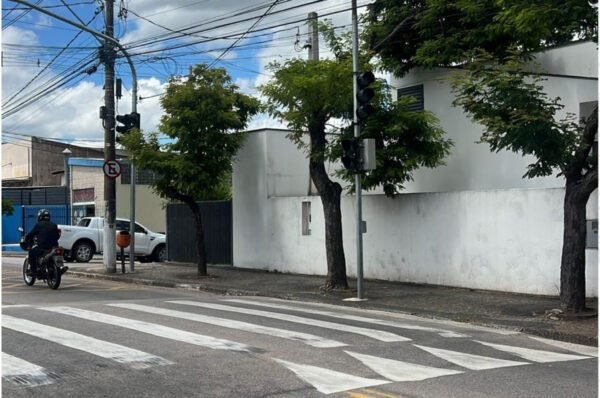 Semáforo para pedestres com defeito coloca em risco munícipes no bairro Bom Retiro, em Valinhos