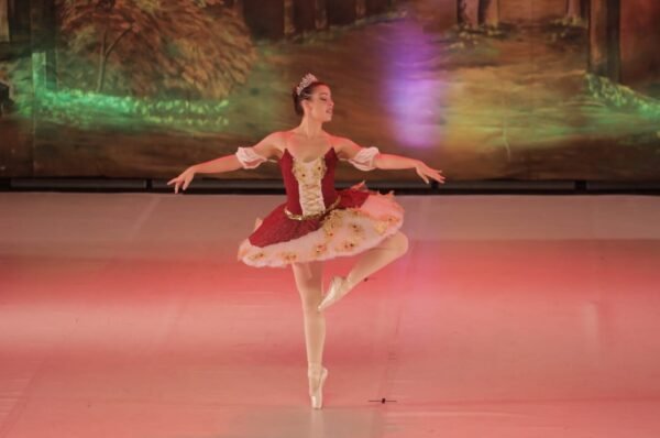 Prof.ª Juliana fala da paixão e dedicação por ensinar ballet clássico