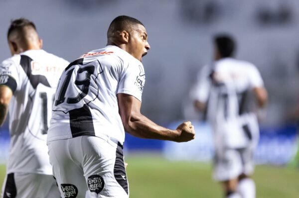 Com gol a favor e contra de zagueiro Joílson, Ponte Preta estreia com empate