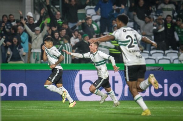 Golaço de Lucas Ronier garante vitória do Coritiba e mantem Guarani na zona de rebaixamento