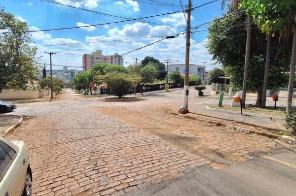 Acúmulo de poeira causa transtornos aos moradores da Rua Campinas