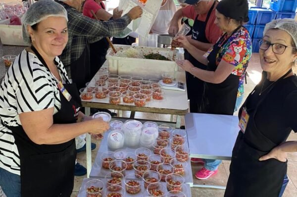 Recanto dos Velhinhos vende 500 kits de feijoada no último final de semana