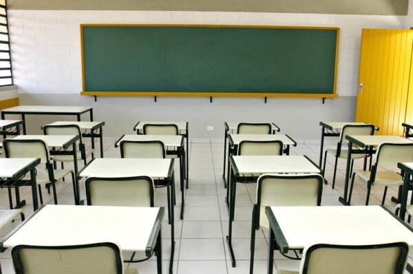 Pais de alunos denunciam falta de professores na EMEB Horácio de Salles Cunha