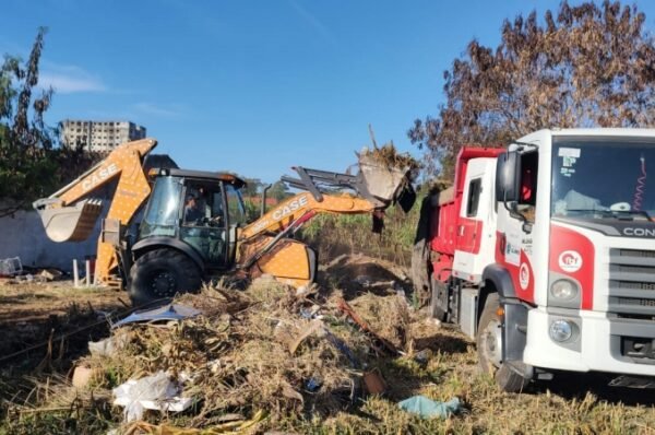 Prefeitura remove 56 toneladas de lixo descartado ilegalmente em área pública no bairro Ortizes