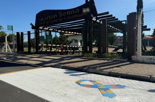 Prefeitura instala vagas de estacionamento para pessoas com autismo