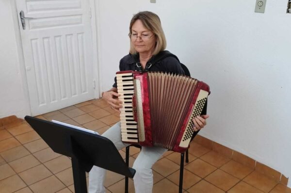 Betina Kann, aos 68 anos, encontra nova paixão nas aulas de sanfona
