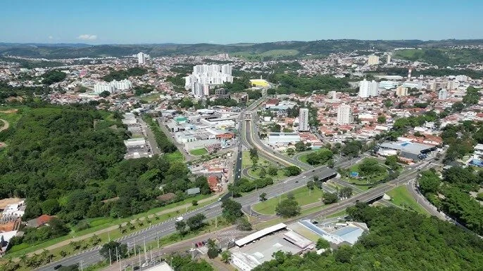 Av. Invernada será parcialmente interditada para reparo na rede de esgoto após rompimento causado pela Comgás